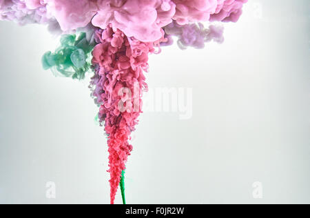 Faire de l'encre rouge et verte dans l'eau des nuages Banque D'Images