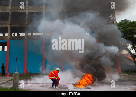 Un candidat effectue une technique de lutte contre les incendies lors d'une compétition entre les pompiers de Jakarta à Jakarta, en Indonésie. Banque D'Images