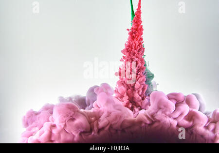 Faire de l'encre rouge et verte dans l'eau des nuages Banque D'Images