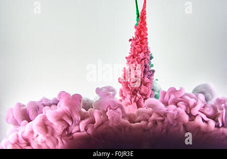 Faire de l'encre rouge et verte dans l'eau des nuages Banque D'Images