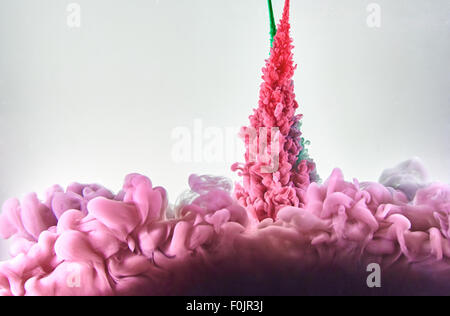 Faire de l'encre rouge et verte dans l'eau des nuages Banque D'Images