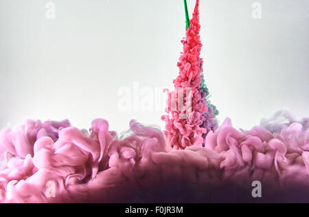 Faire de l'encre rouge et verte dans l'eau des nuages Banque D'Images