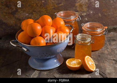 Faire de la marmelade ingrédients, y compris les oranges de Séville. Banque D'Images