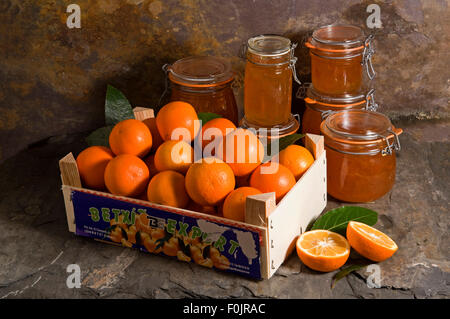 Faire de la marmelade ingrédients, y compris les oranges de Séville. Banque D'Images