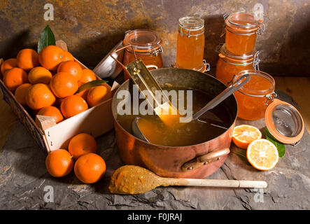 Faire de la marmelade ingrédients, y compris les oranges de Séville. Banque D'Images