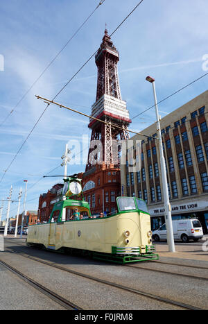 Ouvrir le patrimoine en tête le tram passe devant l'emblématique de la tour de Blackpool de Blackpool, Lancashire Banque D'Images