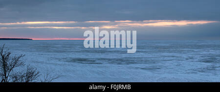 Couvert de glace lac au crépuscule. Banque D'Images