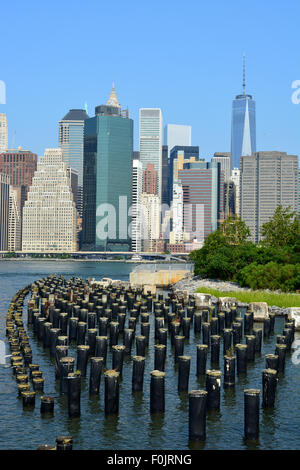 Lower Manhattan skyline comme vu de Brooklyn Bridge Park. Banque D'Images