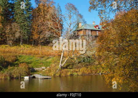 Manor House sur une colline près d'un lac en couleurs d'automne Banque D'Images