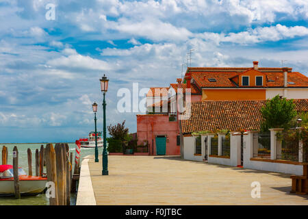 Sur le quai de Burano, Venise, Italie Banque D'Images