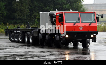 Koprivnice, République tchèque. Août 17, 2015. 18 mètres de long a été présenté par voiture Tatra camion tchèque Tatra Koprivnice, bouilloire en République tchèque, le 17 août 2015. Selon un porte-parole de Tatra c'est le plus grand chariot fait dans l'histoire de la République tchèque de l'industrie automobile. Photo : CTK Jaroslav Ozana/Photo/Alamy Live News Banque D'Images