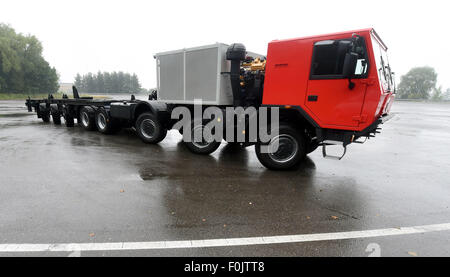 Koprivnice, République tchèque. Août 17, 2015. 18 mètres de long a été présenté par voiture Tatra camion tchèque Tatra Koprivnice, bouilloire en République tchèque, le 17 août 2015. Selon un porte-parole de Tatra c'est le plus grand chariot fait dans l'histoire de la République tchèque de l'industrie automobile. Photo : CTK Jaroslav Ozana/Photo/Alamy Live News Banque D'Images