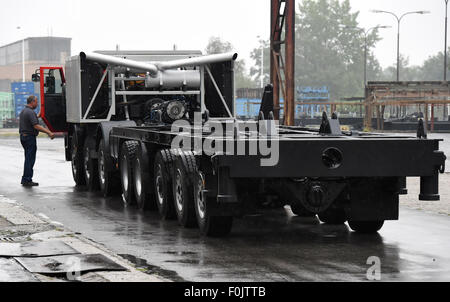 Koprivnice, République tchèque. Août 17, 2015. 18 mètres de long a été présenté par voiture Tatra camion tchèque Tatra Koprivnice, bouilloire en République tchèque, le 17 août 2015. Selon un porte-parole de Tatra c'est le plus grand chariot fait dans l'histoire de la République tchèque de l'industrie automobile. Photo : CTK Jaroslav Ozana/Photo/Alamy Live News Banque D'Images