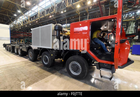 Koprivnice, République tchèque. Août 17, 2015. 18 mètres de long a été présenté par voiture Tatra camion tchèque Tatra Koprivnice, bouilloire en République tchèque, le 17 août 2015. Selon un porte-parole de Tatra c'est le plus grand chariot fait dans l'histoire de la République tchèque de l'industrie automobile. Photo : CTK Jaroslav Ozana/Photo/Alamy Live News Banque D'Images