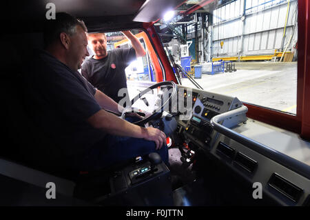 Koprivnice, République tchèque. Août 17, 2015. 18 mètres de long a été présenté par voiture Tatra camion tchèque Tatra Koprivnice, bouilloire en République tchèque, le 17 août 2015. Selon un porte-parole de Tatra c'est le plus grand chariot fait dans l'histoire de la République tchèque de l'industrie automobile. Photo : CTK Jaroslav Ozana/Photo/Alamy Live News Banque D'Images