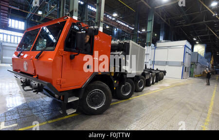 Koprivnice, République tchèque. Août 17, 2015. 18 mètres de long a été présenté par voiture Tatra camion tchèque Tatra Koprivnice, bouilloire en République tchèque, le 17 août 2015. Selon un porte-parole de Tatra c'est le plus grand chariot fait dans l'histoire de la République tchèque de l'industrie automobile. Photo : CTK Jaroslav Ozana/Photo/Alamy Live News Banque D'Images