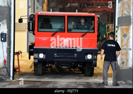 Koprivnice, République tchèque. Août 17, 2015. 18 mètres de long a été présenté par voiture Tatra camion tchèque Tatra Koprivnice, bouilloire en République tchèque, le 17 août 2015. Selon un porte-parole de Tatra c'est le plus grand chariot fait dans l'histoire de la République tchèque de l'industrie automobile. Photo : CTK Jaroslav Ozana/Photo/Alamy Live News Banque D'Images