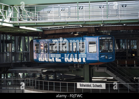 Wuppertal, Allemagne. Août 13, 2015. Une suspension train passe sa station terminale à Wuppertal, Allemagne, 13 août 2015. L'entreprise de services publics de Wuppertal WSW offrira trois voitures de sa position bien connue pour les chemins de fer, avec un autre 21 à partir des années 1970 pour être vendu pour 5 000 euros l'année prochaine lorsque la quatrième génération de la ligne de chemin de fer devrait être en opération. Photo : Maja Hitij/dpa/Alamy Live News Banque D'Images