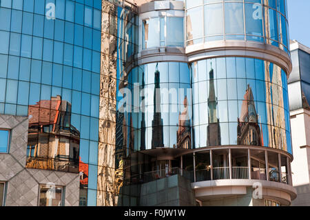 Les bâtiments reflètent dans les fenêtres en miroir de la maison Haas à Vienne, Autriche conçu par l'architecte autrichien Hans Hollein Banque D'Images