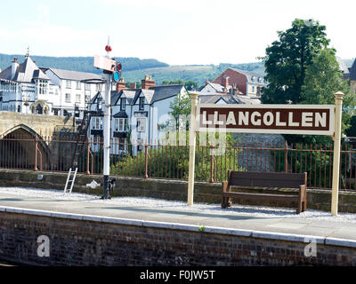 La gare de Llangollen signe avec vue vers le centre ville, Denbighshire Wales UK Banque D'Images