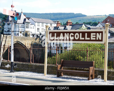 La gare de Llangollen signe avec vue vers le centre ville, Denbighshire Wales UK Banque D'Images