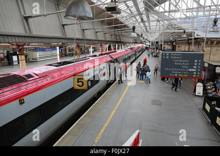 High angle view of a Virgin train de voyageurs à 5 plate-forme à la gare de Crewe. Banque D'Images