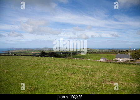 Vue à travers champs vers Ynys Enlli et cottage traditionnel gallois de prises au sentier sur un * Plusieurs autres calvaires parsèment journée ensoleillée Banque D'Images