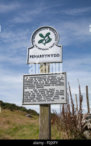 La signalisation du National Trust à Penarfynydd * Plusieurs autres calvaires parsèment, Aberdaron, stylo, Llyn sur une journée ensoleillée avec des rayures bleu ciel nuages Banque D'Images