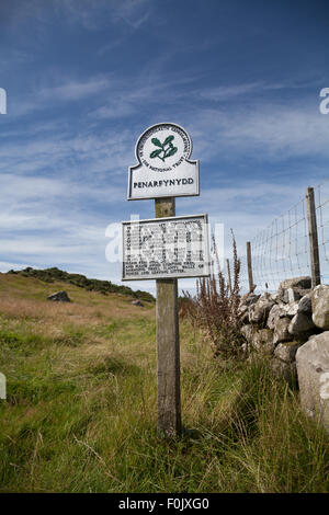 La signalisation du National Trust à Penarfynydd * Plusieurs autres calvaires parsèment, Aberdaron, stylo, Llyn sur une journée ensoleillée avec des rayures bleu ciel nuages Banque D'Images