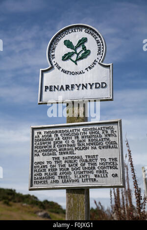 La signalisation du National Trust à Penarfynydd * Plusieurs autres calvaires parsèment, Aberdaron, stylo, Llyn sur une journée ensoleillée avec des rayures bleu ciel nuages Banque D'Images