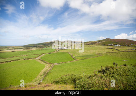 Vue à travers champs vers Mynydd sentier à Penarfynydd * Plusieurs autres calvaires parsèment de prises sur une journée ensoleillée Banque D'Images