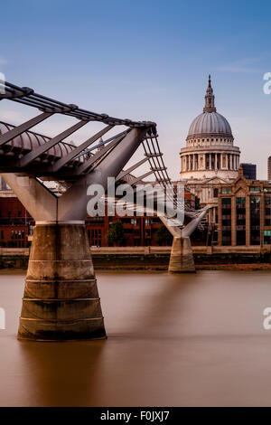 Le Millennium Bridge et de la Cathédrale St Paul, Londres, Angleterre Banque D'Images