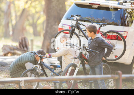 Père et fils le déchargement des bicyclettes de location Banque D'Images