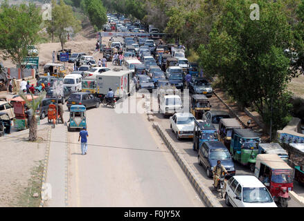 Un grand nombre de véhicules sont bloqués dans l'embouteillage lors d'une manifestation de protestation des employés de la compagnie d'alimentation électrique de Hyderabad, à proximité de Shahbaz Immeuble sur lundi, 17 août, 2015. Banque D'Images