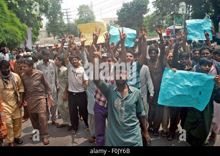 Ching-Chi les conducteurs de pousse-pousse et les propriétaires de moto chanter des slogans contre interdiction imposée sur Ching-Chi Http://www.supremecourt.gov.pk/web/ par lors de manifestation de protestation à Lahore press club le lundi 17 août 2015 Crédit : © Asianet-Pakistan/Alamy Live News Banque D'Images