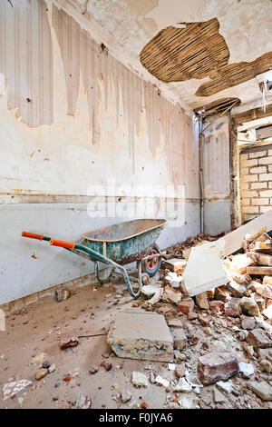 Chambre abandonnée sous la démolition avant la rénovation Banque D'Images