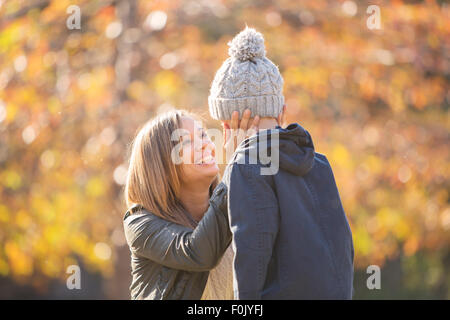 Mère affectueuse de toucher le visage de son fils à l'extérieur Banque D'Images
