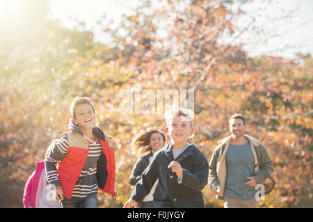 L'exécution de la famille énergique in autumn park Banque D'Images