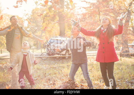 Family playing in autumn park Banque D'Images