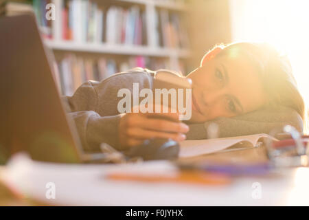 Portrait of smiling teenage girl texting with cell phone Banque D'Images