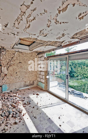 Grande chambre abandonnée sous la démolition avant la rénovation Banque D'Images