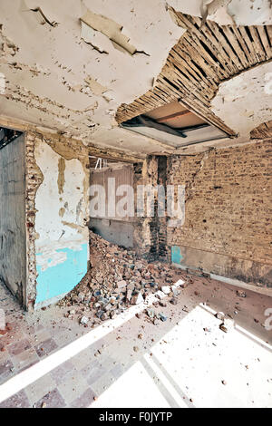 Grande chambre abandonnée sous la démolition avant la rénovation Banque D'Images