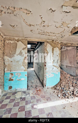 Grande chambre abandonnée sous la démolition avant la rénovation Banque D'Images