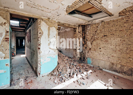 Grande chambre abandonnée sous la démolition avant la rénovation Banque D'Images