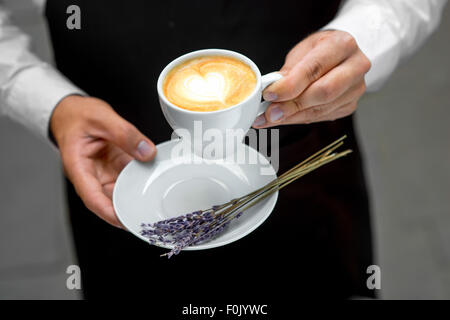 Holding cappuccino lavande Banque D'Images