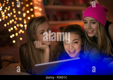 Teenage Girls using digital tablet Banque D'Images