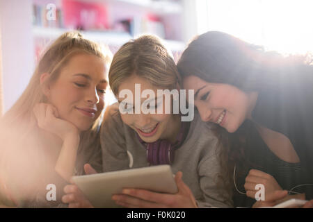 Teenage Girls using digital tablet Banque D'Images