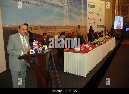 Karachi, Pakistan. Août 17, 2015. Le Ministre en chef d'adressage du Sindh lors de la cérémonie de l'accord sur l'actionnaire principal, Sindh Engro Coal Mining Company, à Karachi le lundi, 17 août, 2015. Credit : Asianet-Pakistan/Alamy Live News Banque D'Images