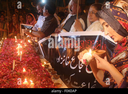 Karachi, Pakistan. Août 17, 2015. Les membres de la Ligue musulmane-Q sont en hommage à tué Shujat Khanzada qui a tué dans une attaque suicide dans la ville d'Attock, lors d'une veillée aux chandelles organisée à Karachi press club le lundi 17 août, 2015. Credit : Asianet-Pakistan/Alamy Live News Banque D'Images