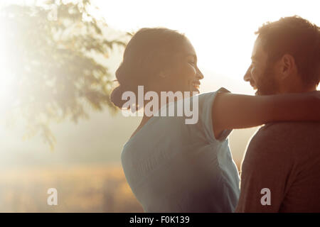 Couple hugging outdoors Banque D'Images
